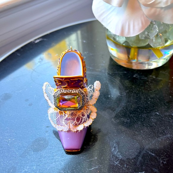 The Ashton-Drake Heirloom Stepping in Time Collectible Shoe 👠 - Picture 3 of 8
